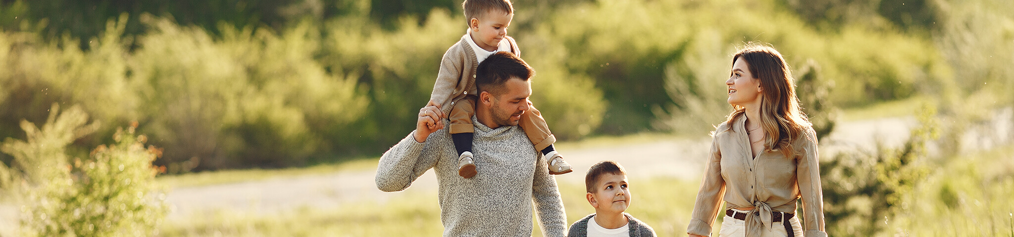 Famille se balade dans la nature