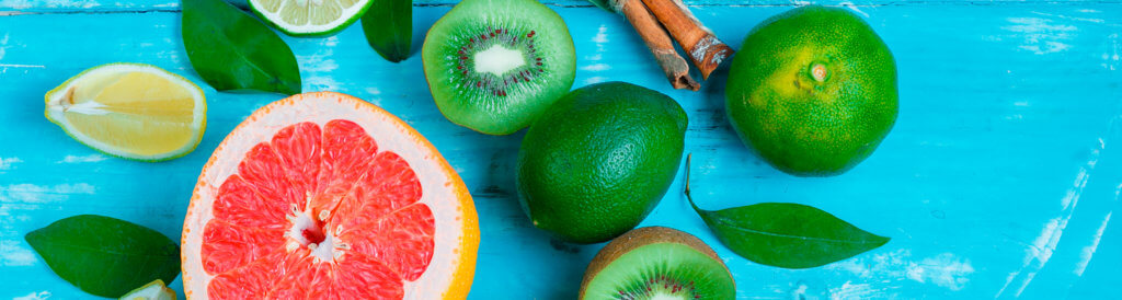 Table avec des fruits exotiques