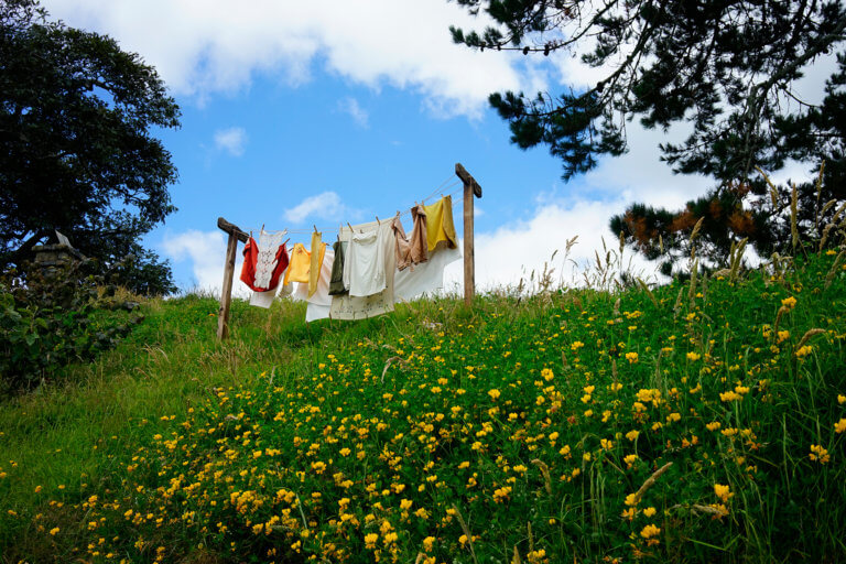 Linge sur un étendoir dans le jardin