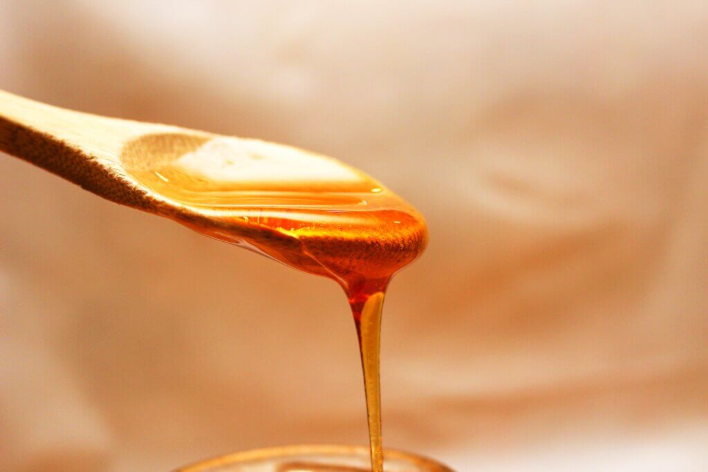 Cuillère de miel liquide