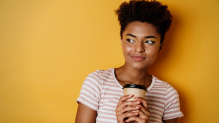 Femme avec boisson au maté