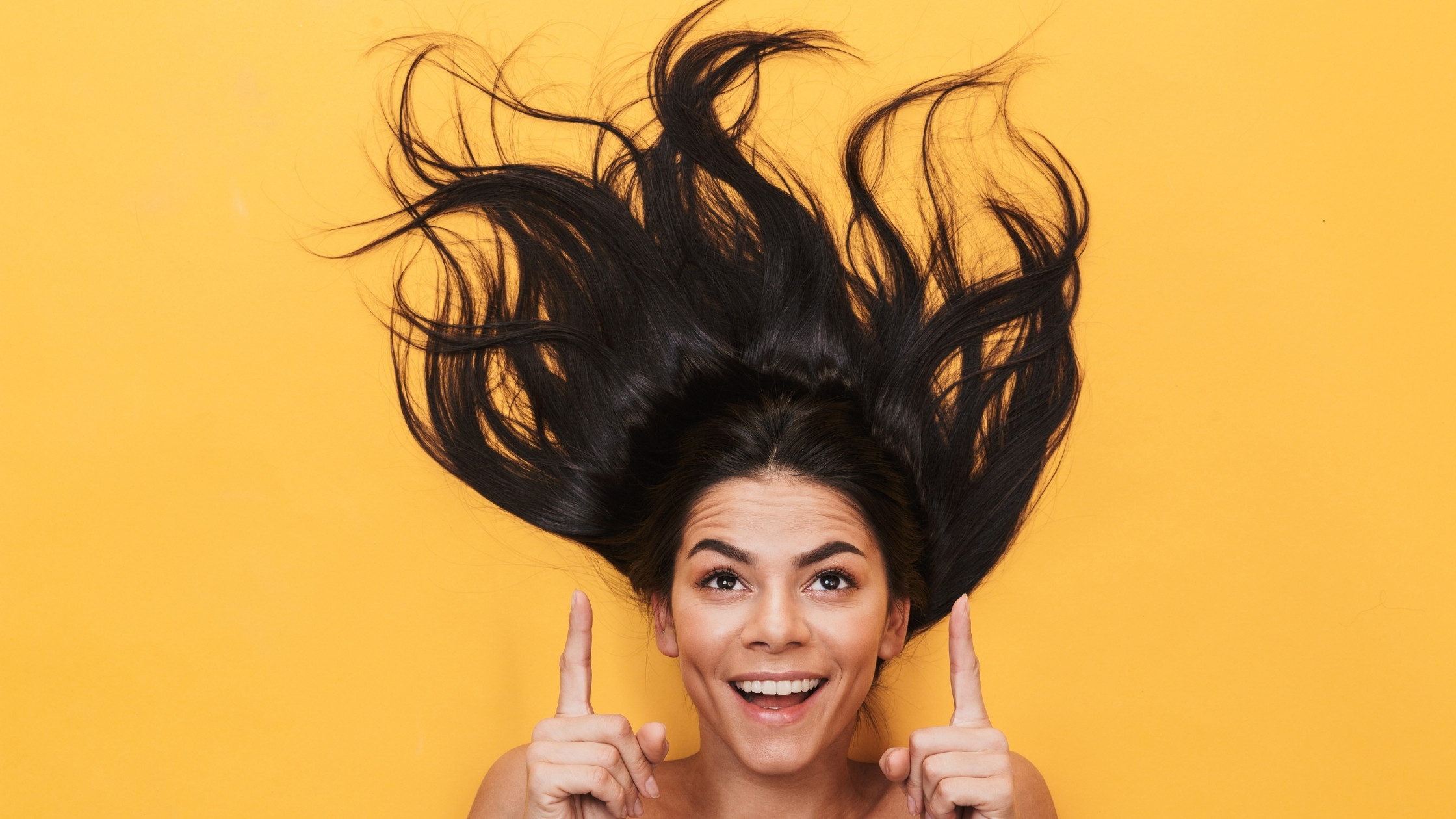 Jeune femme avec des cheveux resplandissants