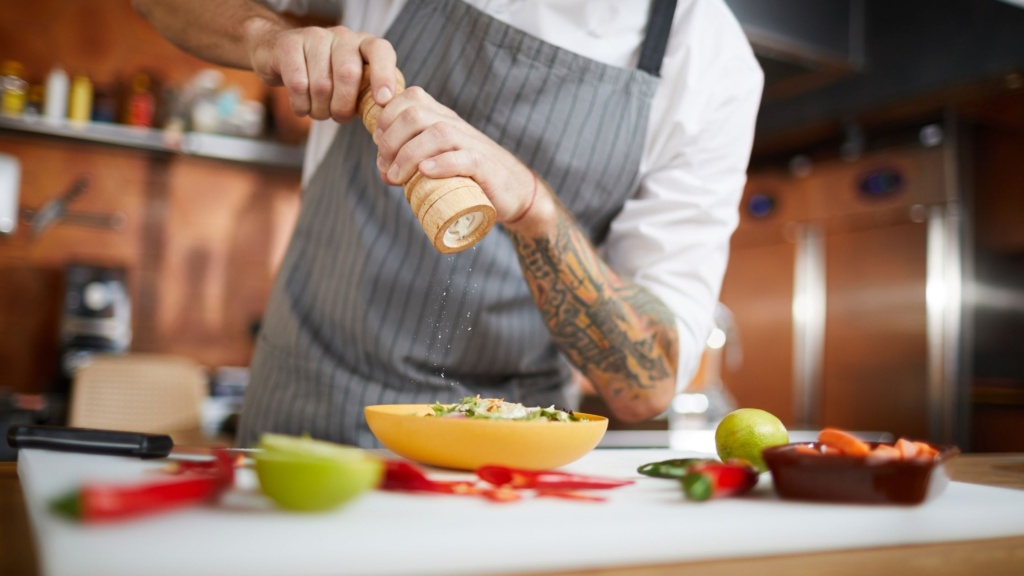 chef prepare salade salee