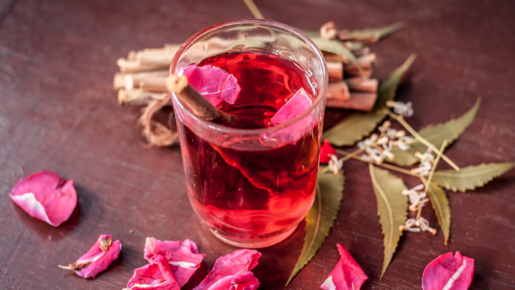 De l'eau rose pour rincer un bâton de Siwak