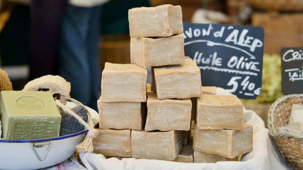 Vente de savon d'Alep au marché