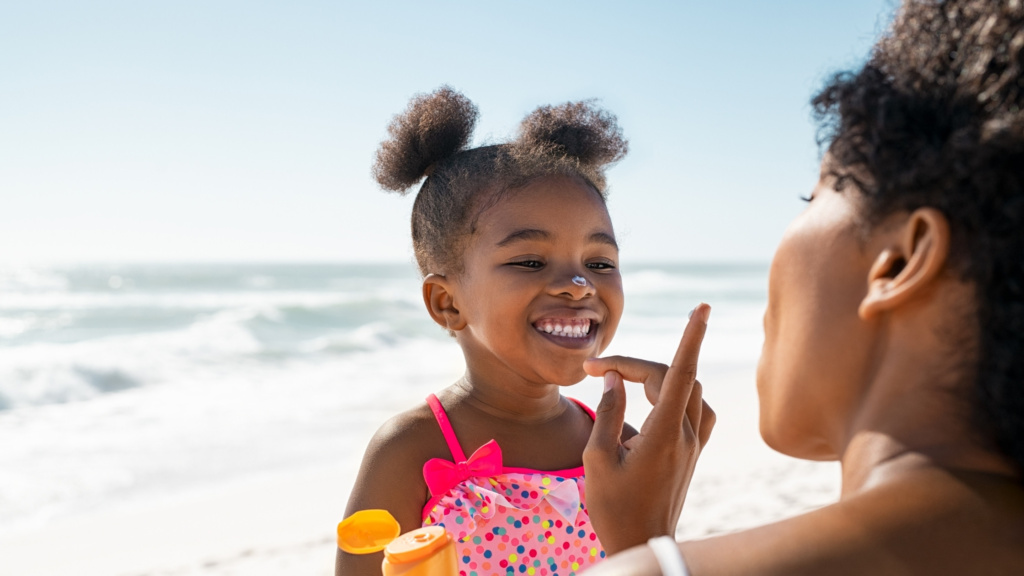 Appliquer de la crème solaire sur la peau des enfants est très important