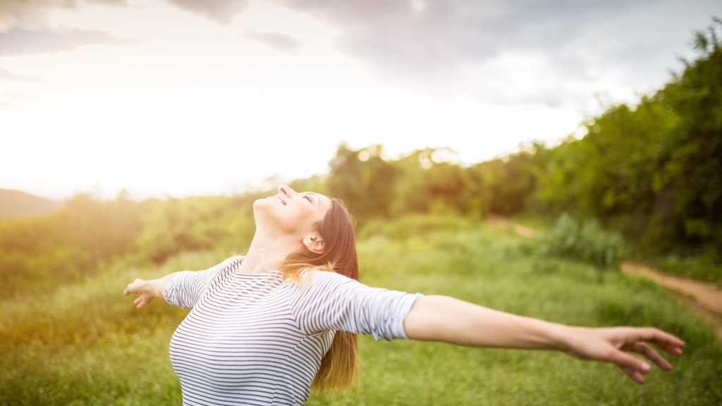 Une femme s'exerce à mieux respirer en plein air