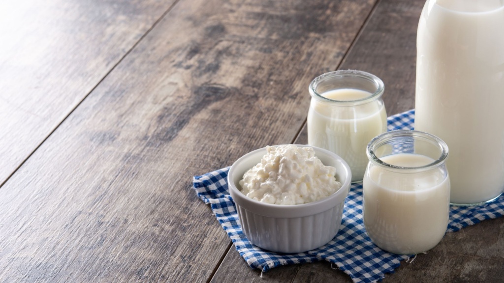 kefir de lait sur table en bois