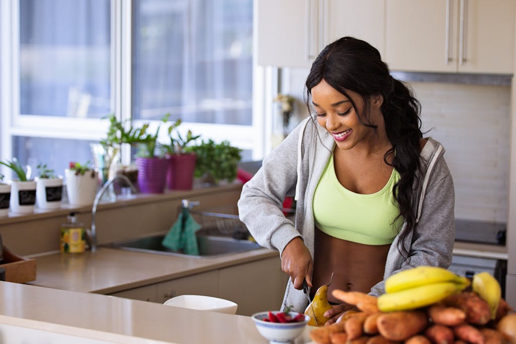 Une femme sportive prépare un petit déjeuner varié